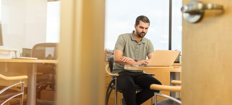 Profesional en paro buscando ayudas para desempleados en España