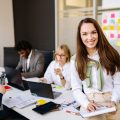 Profesional que ha encontrado una oferta de empleo adecuada a sus objetivos
