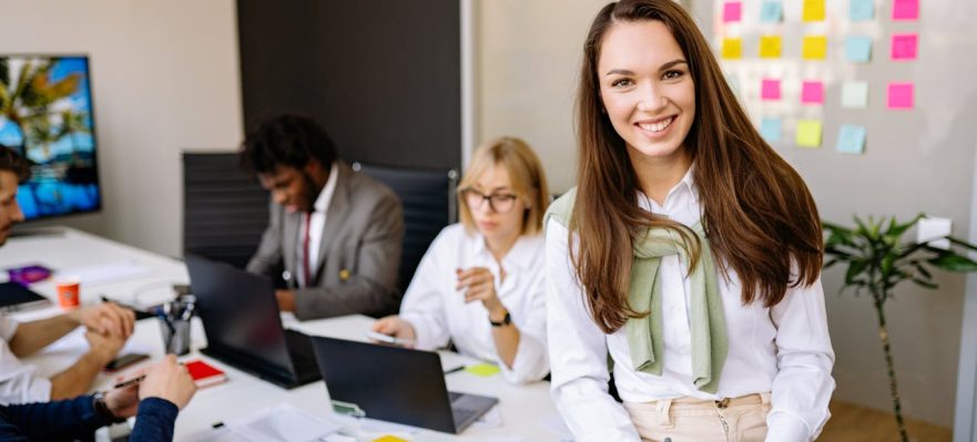 Profesional que ha encontrado una oferta de empleo adecuada a sus objetivos