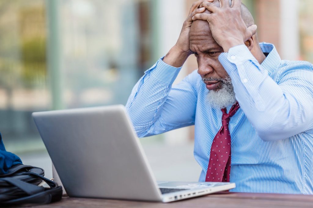 Trabajador que sufre Burnout, uno de los síndromes laborales más comunes