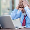 Trabajador que sufre Burnout, uno de los síndromes laborales más comunes