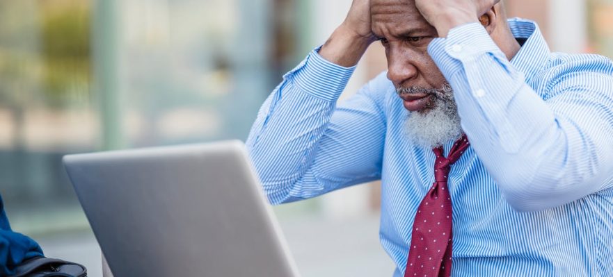 Trabajador que sufre Burnout, uno de los síndromes laborales más comunes