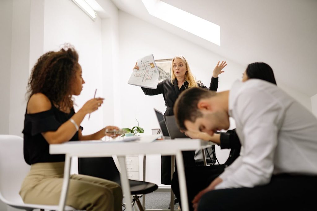 Trabajar bajo el mando de un jefe imprevisible puede generar estrés en los equipos