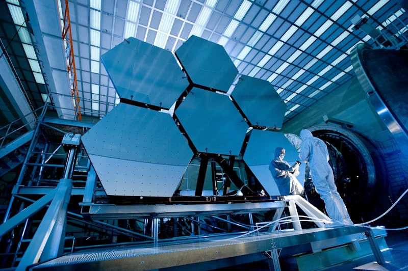 Ingeniero trabajando en empresa del sector aeroespacial