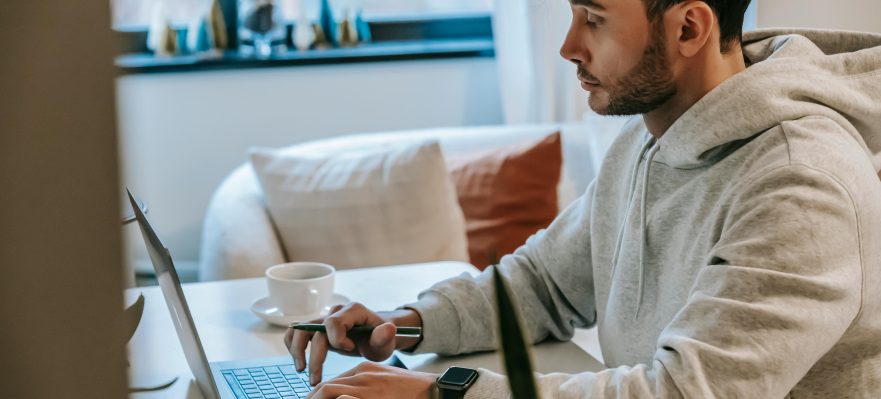 Joven consultando cómo darse de alta como autónomo