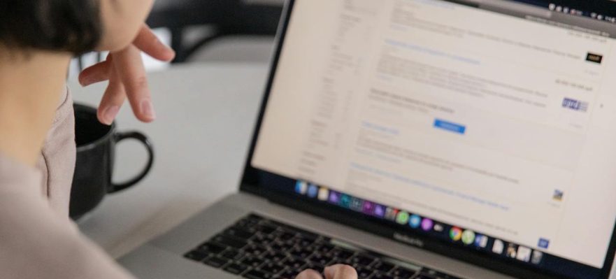 Profesional consultando ofertas para encontrar un empleo mejor