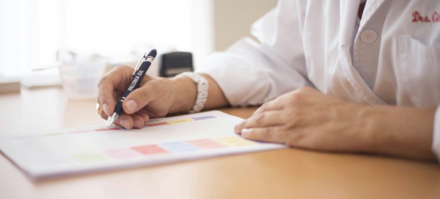 Trabajadora realizando un test de personalidad en el trabajo