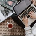 Estudiante creando su primer Currículum para buscar empleo