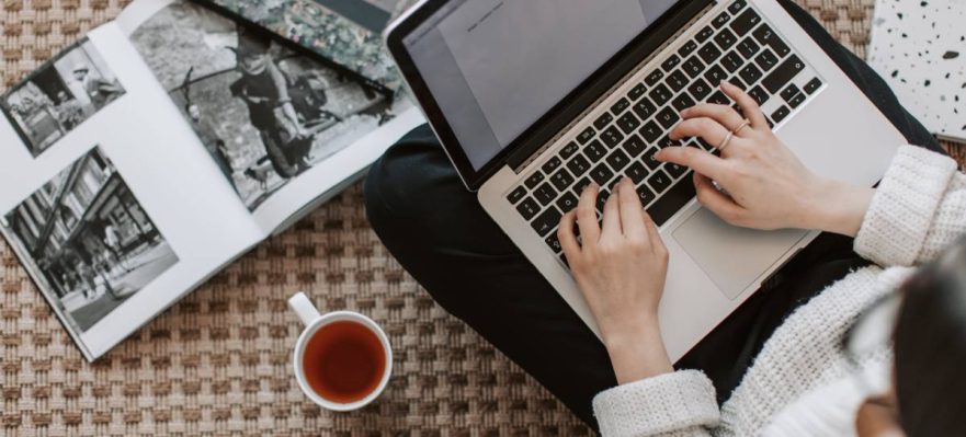 Estudiante creando su primer Currículum para buscar empleo