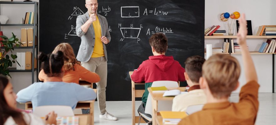 Maestro haciendo una pregunta a la clase