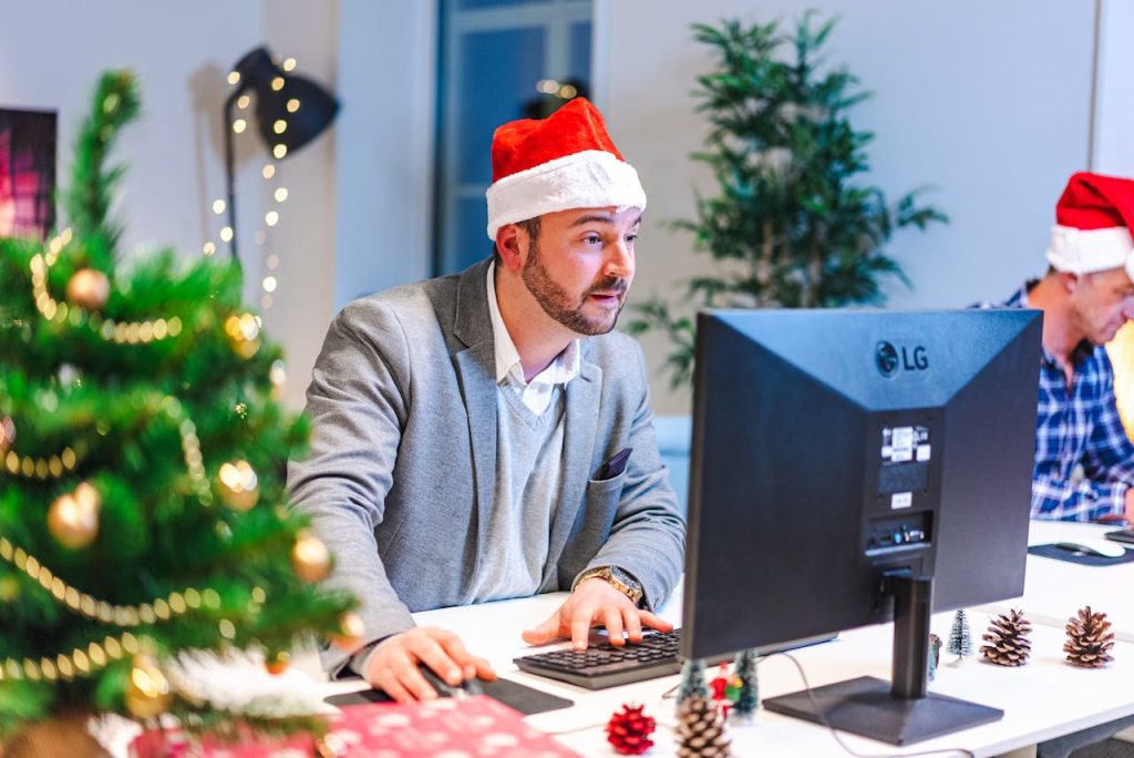 Profesional organizando su trabajo para disfrutar de las Vacaciones de Navidad