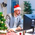 Profesional organizando su trabajo para disfrutar de las Vacaciones de Navidad