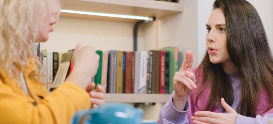 Profesional trabajando para aprender un idioma nuevo