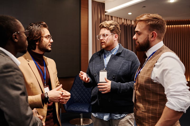 Profesionales intercambiando información en un evento de networking