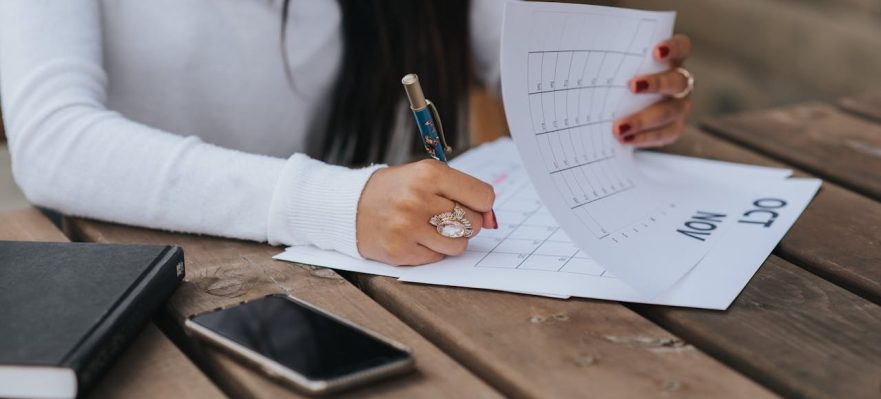 Trabajadora marcando los festivos en su calendario laboral 2025