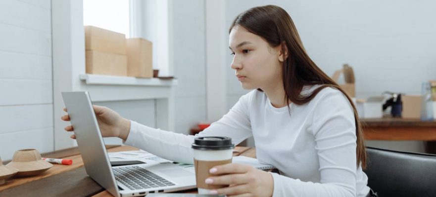 Trabajadora revisando los periodos de prueba aplicables en su caso