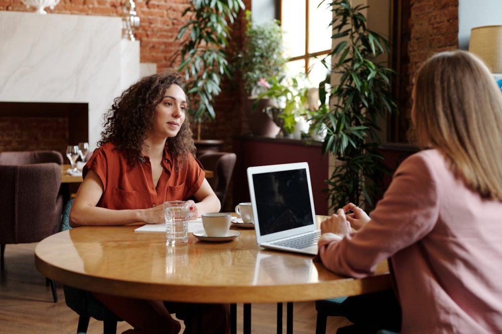 Candidata realizando preguntas clave en una entrevista de trabajo