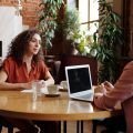 Candidata realizando preguntas clave en una entrevista de trabajo
