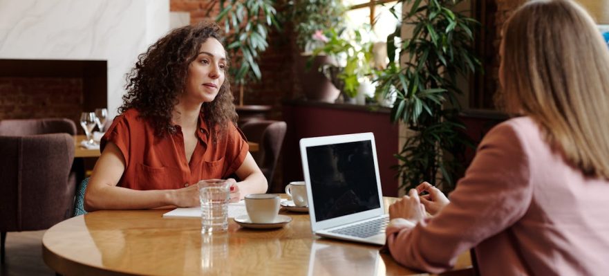 Candidata realizando preguntas clave en una entrevista de trabajo
