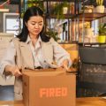 Empleada que acaba de perder su trabajo