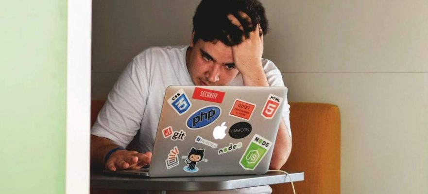 Empleado revisando si le pueden despedir por faltar al trabajo