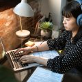Empresaria creando su currículum como autónoma