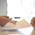Empresario dando contrato a firmar