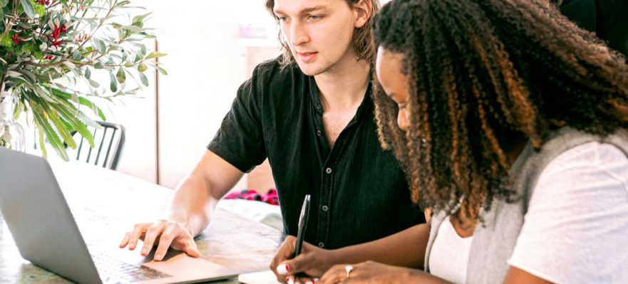 Estudiantes realizando un Test MBTI de personalidad