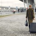 Mujer viajando para su carrera profesional en otra ciudad
