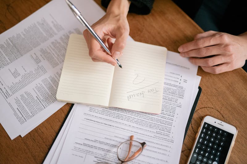 Mujer revisando las cláusulas del contrato de trabajo