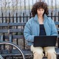 Trabajadora por cuenta propia leyendo sobre la capitalización del paro para autónomos