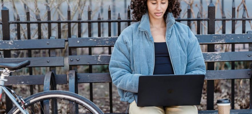 Trabajadora por cuenta propia leyendo sobre la capitalización del paro para autónomos