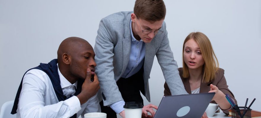 Account Manager o Gestor de Cuentas trabajando con el equipo comercial