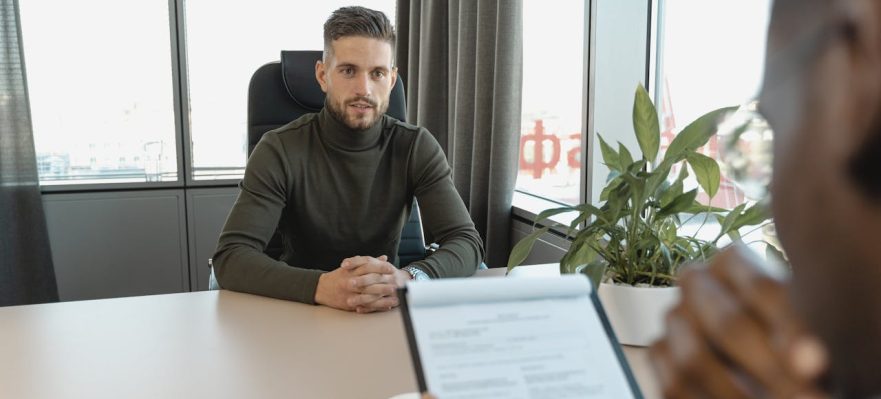 Candidato respondiendo en una entrevista de trabajo