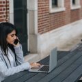 Trabajadora informándose sobre los grupos de cotización