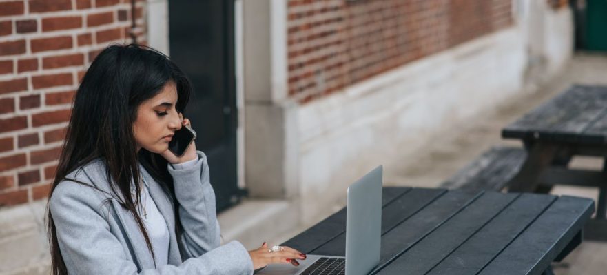 Trabajadora informándose sobre los grupos de cotización