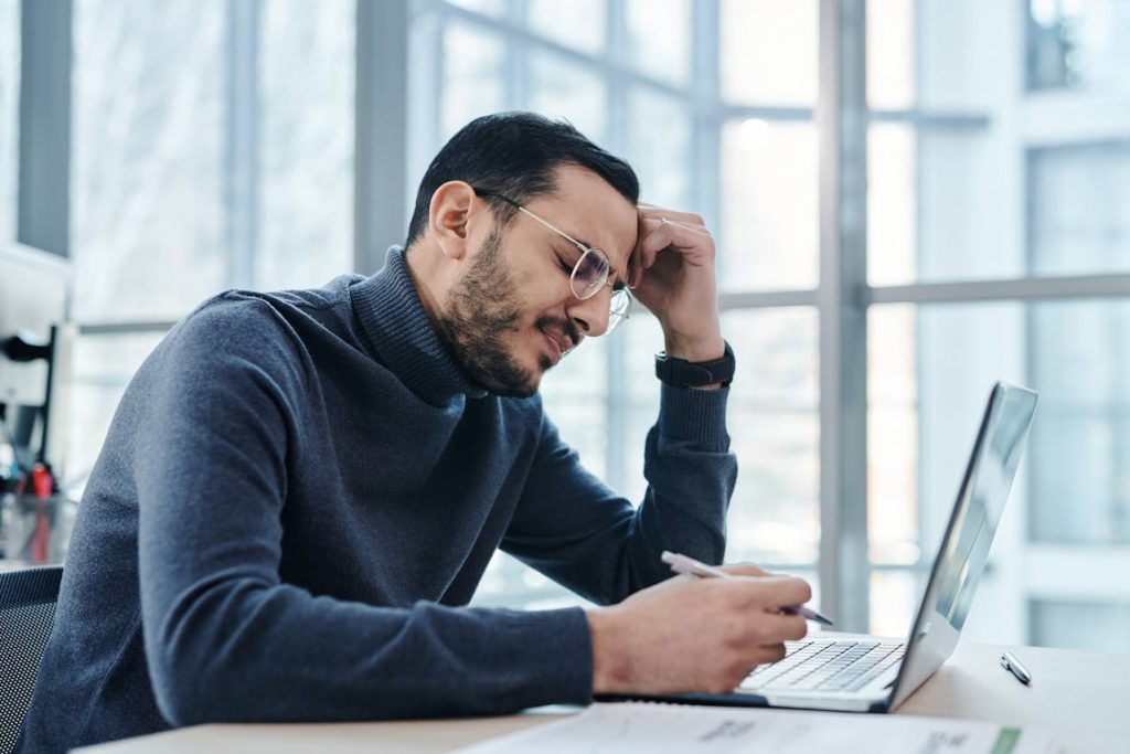 Profesional intentando superar el estrés de cambiar de trabajo