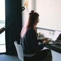 Trabajadora buscando cómo crear un CV Europass