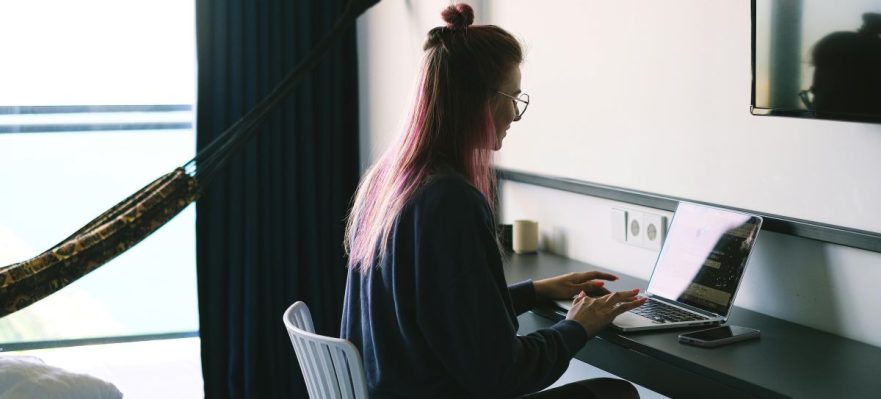 Trabajadora buscando cómo crear un CV Europass