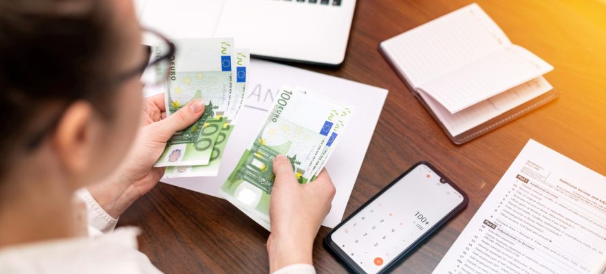 Empleada recibiendo un anticipo de salario