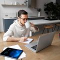 Empleado teletrabajando desde casa