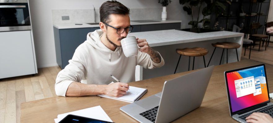 Empleado teletrabajando desde casa