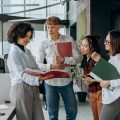 Grupo de trabajo discutiendo los cambios en los certificados de profesionalidad.