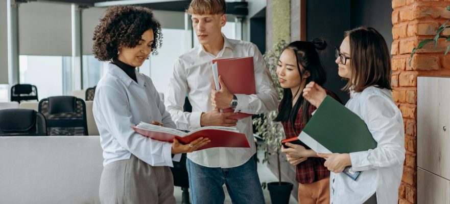 Grupo de trabajo discutiendo los cambios en los certificados de profesionalidad.