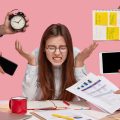 Mujer profesional saturada de ser imprescindible en su trabajo
