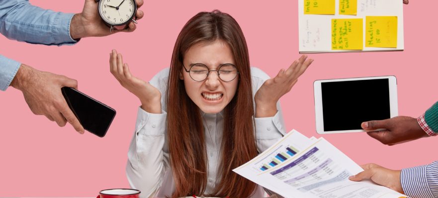 Mujer profesional saturada de ser imprescindible en su trabajo