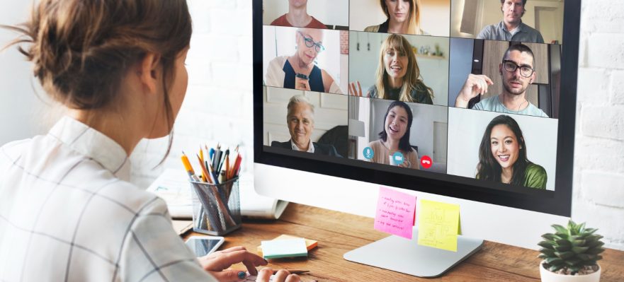 Profesional en una jornada de teletrabajo