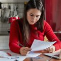 Trabajadora revisando su Declaración de la Renta 2025 para aprovechar deducciones por empleo y formación