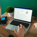 Candidato completando su CV con habilidades y competencias