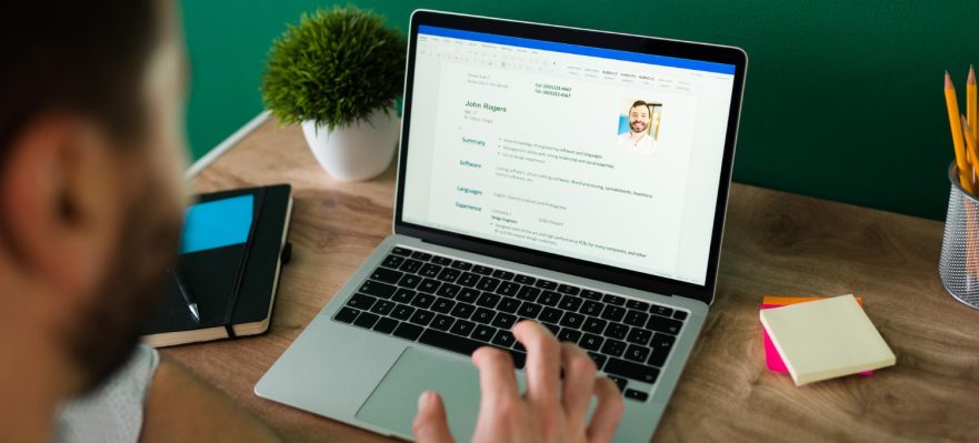 Candidato completando su CV con habilidades y competencias